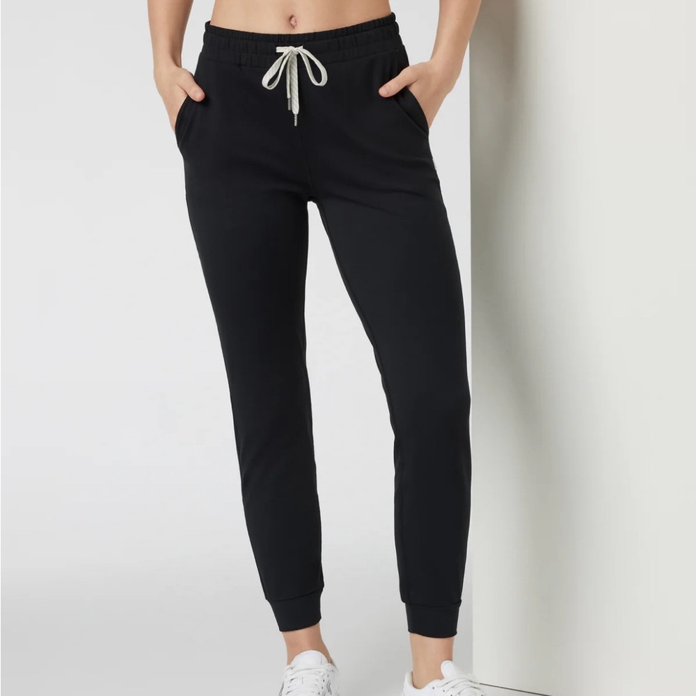 Vuori performance jogger, black heather color